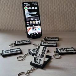 395166842_803013835163304_2890365351167786623_n.jpg Keychain with cell phone holder function